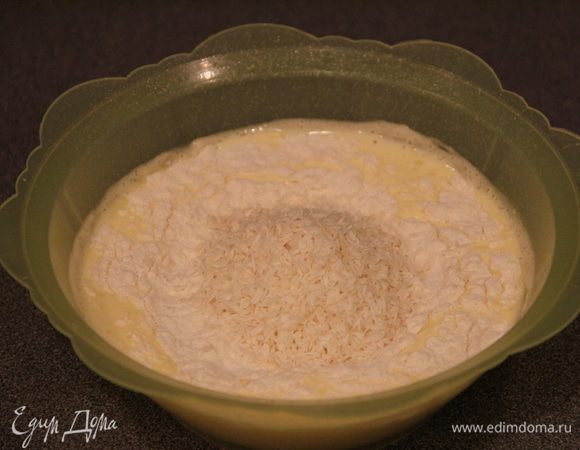 Просеянную муку и кокосовую стружку добавить к яичной массе...