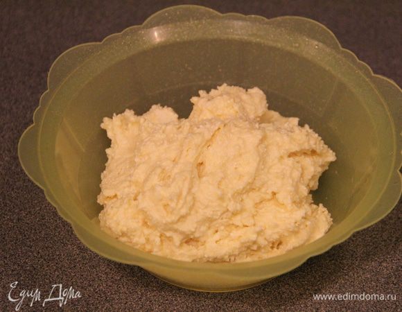 Творог протереть через сито и все перемешать!
Вот так выглядит творожная масса для шариков.