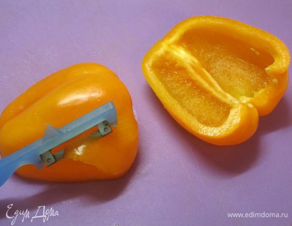 Перец разрезать пополам, удалить сердцевину. Очистить от кожицы.