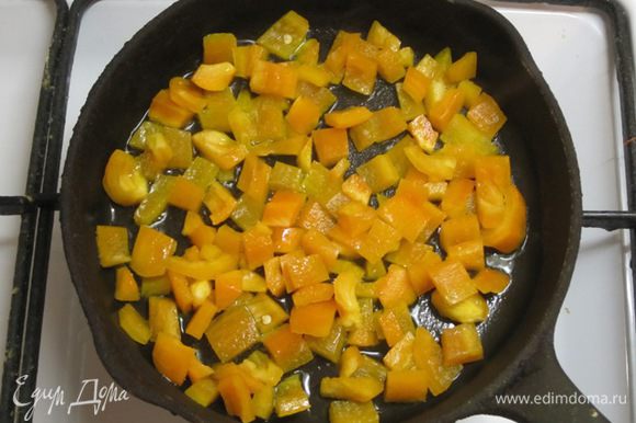 Нарезать небольшими кубиками, обжарить на сковороде с оливковым или другим растительным маслом.