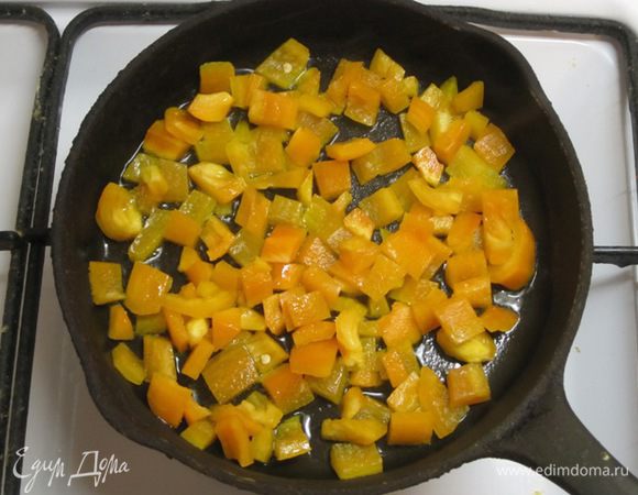 Нарезать небольшими кубиками, обжарить на сковороде с оливковым или другим растительным маслом.