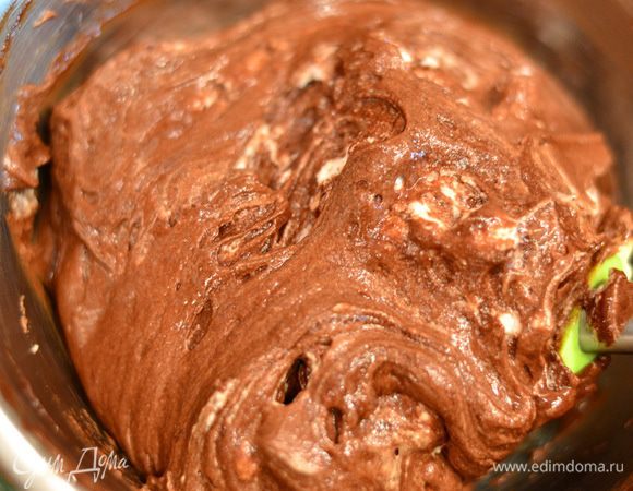 Взбить белки с сахаром и щепоткой соли до устойчивых пиков, добавить к шоколадной смеси постепенно и мешать лопаткой заворачивающими движениями до однородности и воздушности. 