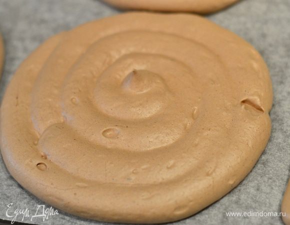 Готовые коржи аккуратно снять с пергамента. Так же и с палочками.