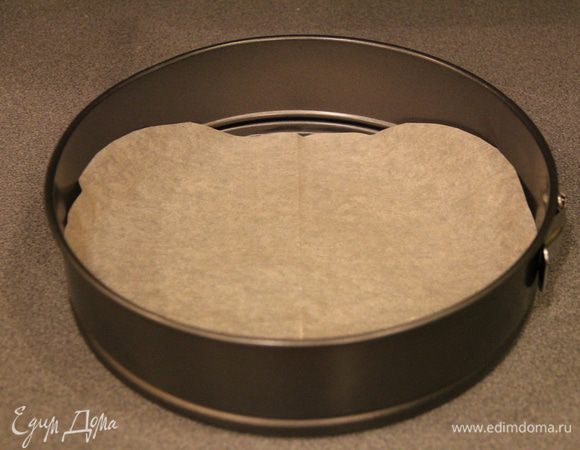 Форму для выпекания застелить пергаментной бумагой.