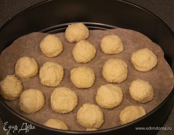 Из массы сформировать шарики и выложить их в форму.