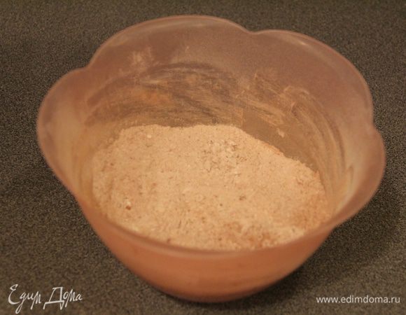 Приступаем к тесту. Для этого в емкость просеять муку и крахмал, добавить разрыхлитель и какао и перемешать...