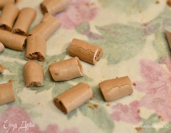 Берем палочки для украшения и режем их на небольшие кусочки.