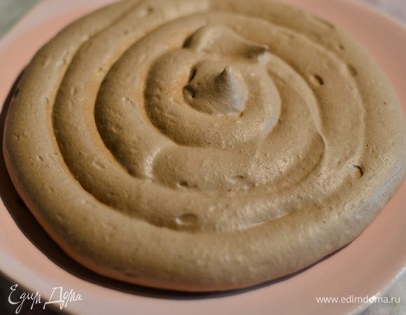 Сборка торта. Выложить безе на пергамент, я выложила на тарелку, но потом при смазывании верха и боков будет все испачкано!