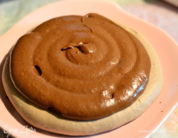 Кондитерским мешком выдавить мусс по кругу.