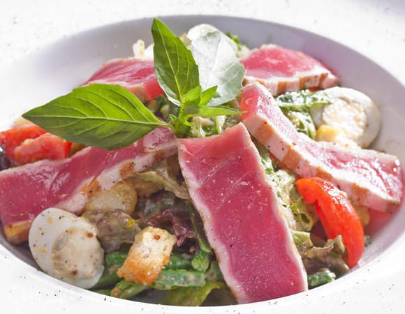 Приготовьте заправку к салату: просто смешайте горчицу, оливковое масло, мед, винный или бальзамический (белый) уксус, тертый чеснок и рубленый базилик. Наша заправка должна настояться минут 20, поэтому мы приготовим ее в первую очередь.