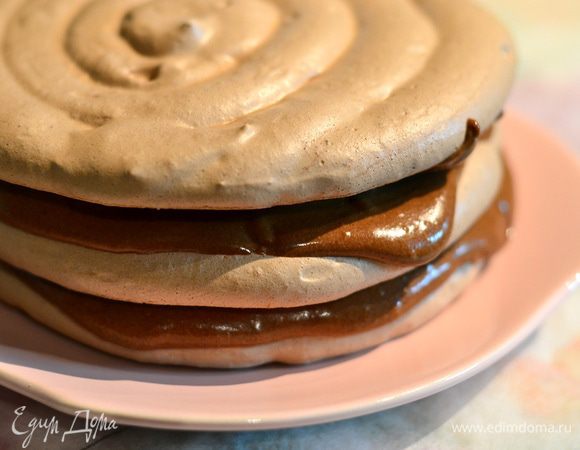 И  так же  с остальными коржами. Смазать бока и верх тортика муссом, выложить в хаотичном порядке безейные полосочки и отправить в холодильник на ночь.