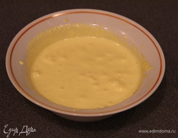 Желтки взбивать с сахаром 3-4 минуты, добавить молоко. Добавить к сухим ингредиентам.