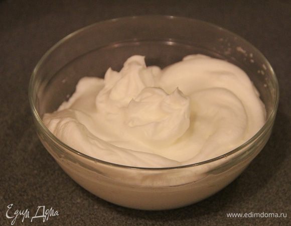 Белки взбить с солью.