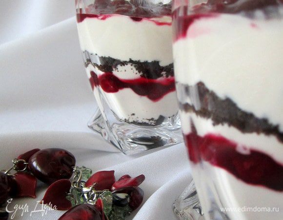 Подготовить стаканы или креманки. Слоями выложить печенье, творожно-йогуртувую масу, вишню. Так повторить 2-3 раза.
