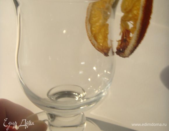 Подготовить бокалы. Для красивой и приятной подачи я подготовила бокалы специально предназначенные для этого напитка+просушила на низкой t в духовом шкафу в течении часа пластинки апельсина, которые очень красиво вписались в тему и декор.