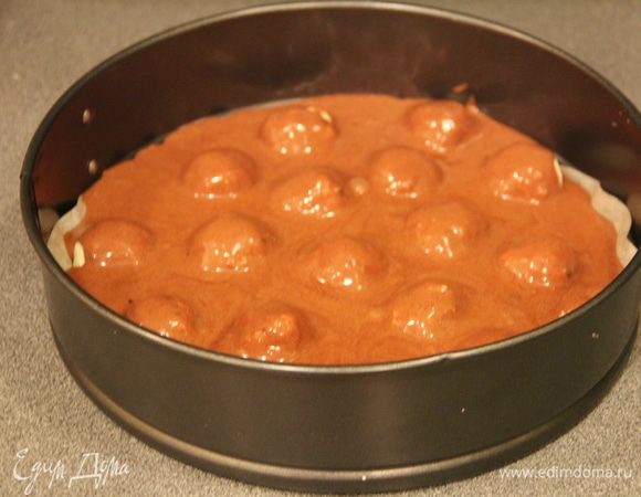 Готовое тесто вылить на подготовленные шарики стараясь заполнить все пустые места.