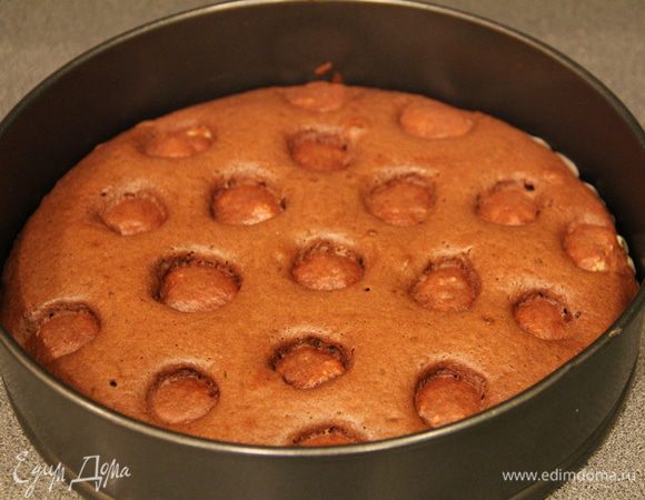 Поставить в разогретую до 180 градусов духовку и выпекать до готовности 30-40 минут, готовность проверять зубочисткой...
Готовый пирог оставить остывать в форме!