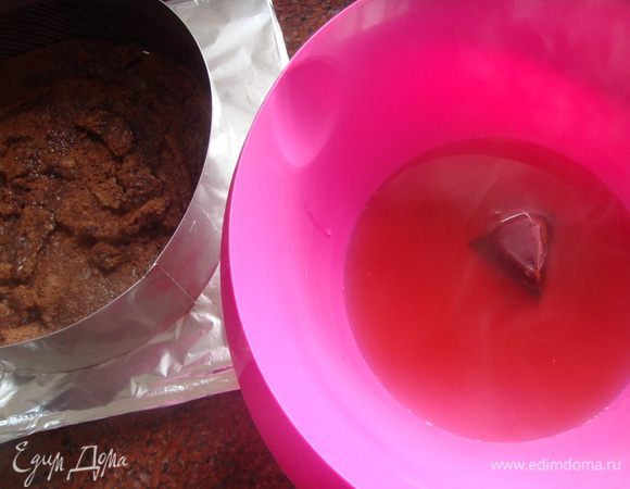 Выложить на дно слой бисквита, пропитать либо чаем (банановая пирамидка), либо 