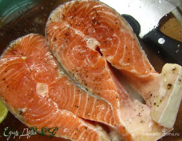 Стейк полить лимонным соком, посолить поперчить. Оставить на 5 минут мариноваться.
