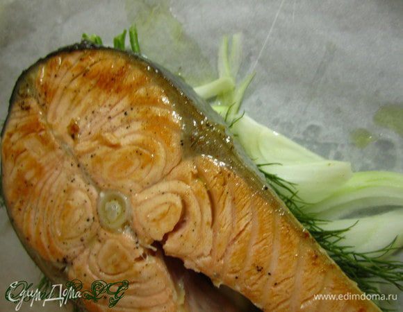 Разогреть сковороду, добавить немного оливкового масла. Обжарить стейк с двух сторон, буквально по 3 минуты с каждой стороны. Для образования золотистой корочки. Переложить стейк в конверт. 