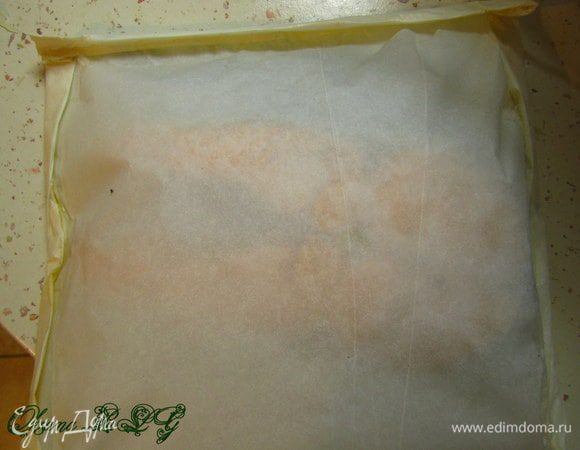 Края конверта смазать яйцом, крепко закрепить края. 
Поставить в разогретую духовку (180 градусов) на 10-15 минут.
