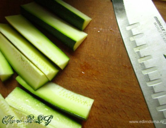Для гарнира цукини нарезать длинными кусочками. 