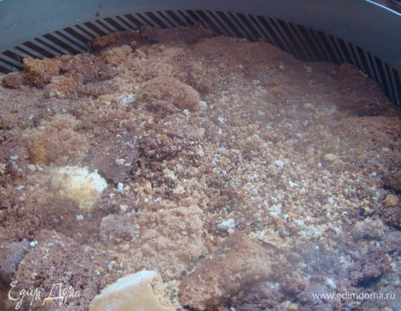 Собрать и утрамбовать торт. Залить торт медом.