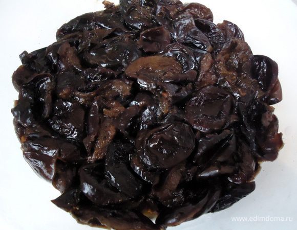 Для начинки чернослив хорошо промыть.  Залить водой, чуть прикрывая чернослив, поставить на огонь и распарить, вода должна почти выкипеть.