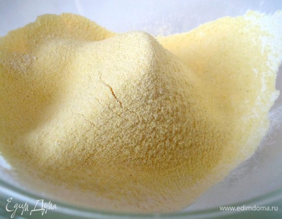 Для теста пшеничную и кукурузную муку просеять.