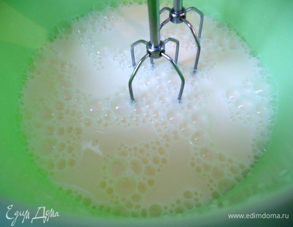 Яйца взбить с бифивитом, добавив по щепотке соли и соды.