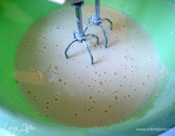 Добавить просеянную муку и хорошо взбить миксером.