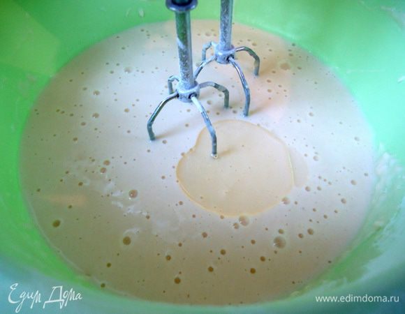 В конце добавить масло, ещё раз взбить, накрыть полотенцем и дать «отдохнуть» 30 минут.