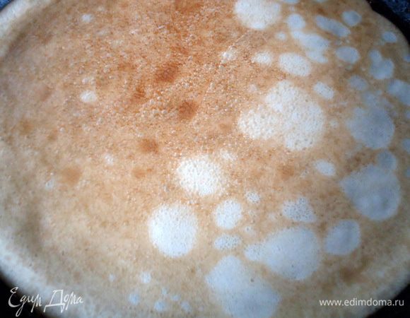 Выпекать блины обычным способом, предварительно накалив сковороду и первый раз самзав её маслом. После смазывать не надо.