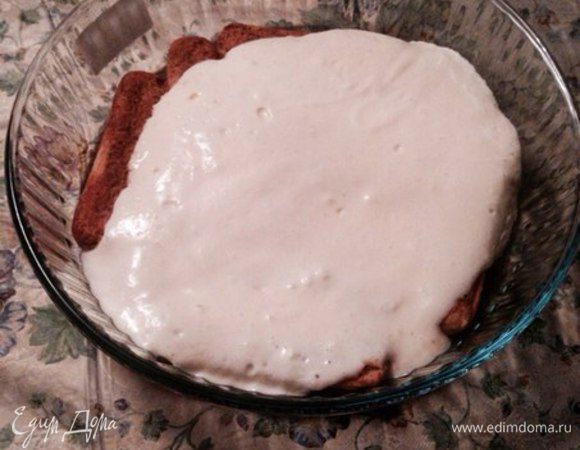 Отделить белки от желтков. Желтки взбить с сахарной пудрой, затем добавить сыр маскарпоне и вымешать. Белки взбить в крепкую пену, добавить к маскарпоне с желтками и перемешать. Выложить бисквит в стеклянную форму и полить его смесью из кофе и коньяка. В конце посыпаем какао.