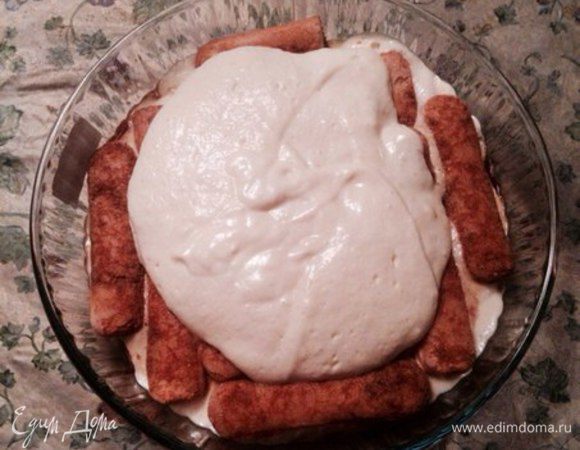 Сверху выложить слой крема из маскарпоне, затем снова бисквит и снова крем. 