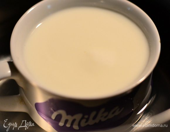 Налить в чашу кефир, поставить его в кастрюлю, заполненную половиной водой, и кипятить на среднем огне,