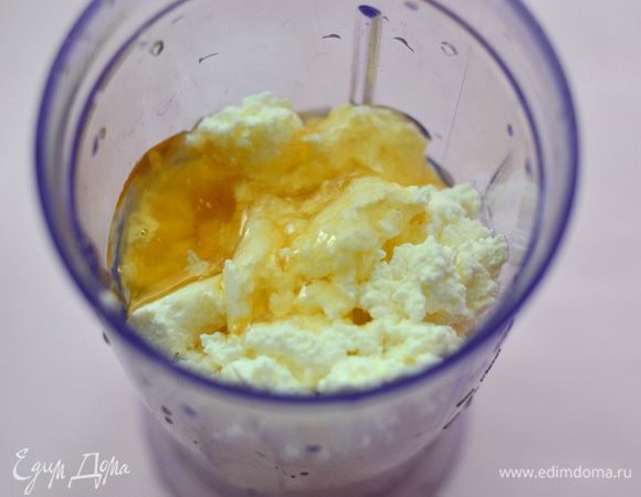 Добавить немного лимонной цедры, мед, немного кипяченого и остуженного молока и взбить в крем. Можно вместо меда добавить, например банан, или просто немного сахара.