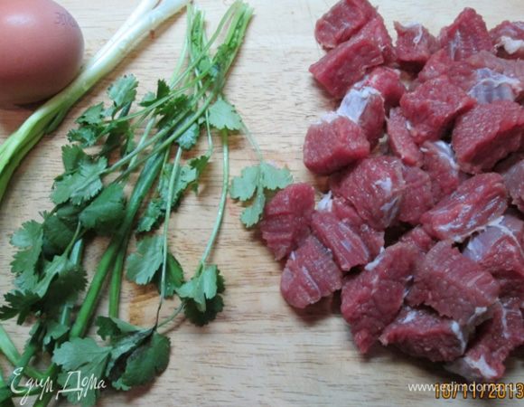 Подготовить ингредиенты: говядину порезать на кусочки, зелень вымыть, измельчить.