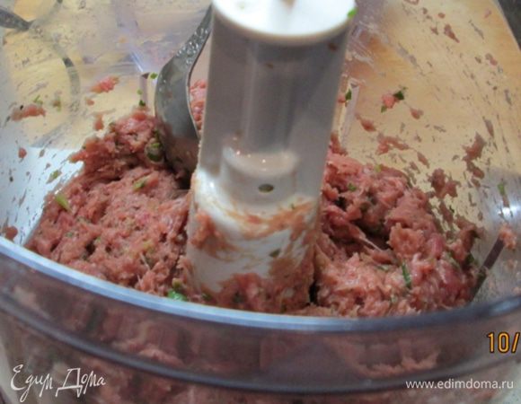 Мясо измельчить в комбайне. Добавить в чашу комбайна белок, 1 ст. л. холодной воды и остальные ингредиенты. Хорошенько взбить.