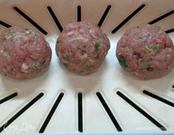 Влажными руками скатать из фаршу шарики диаметром 4 см.
Поместить шарики в чашу пароварки. Готовить 20 мин.
