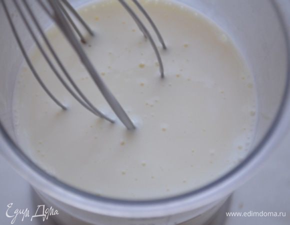 Яичную смесь соединить с оставшимися 450 мл кефира и размешать
