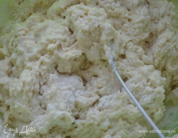 Небольшими порциями ввести в кефирную смесь муку и замесить тесто.
