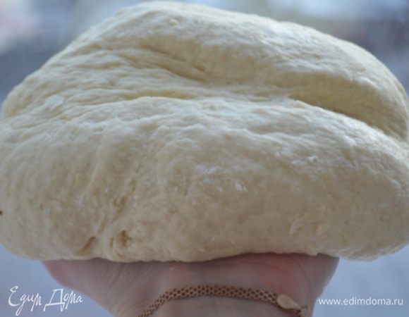 Переложить его на стол и вымесить до гладкости. Должно быть плотное тугое тесто. 
