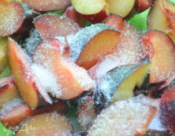 Сливы помыть, разрезать на половинки, убрать косточки. Если сливы крупные - разрезать на 4 части. Посыпать ванильным сахаром и дать постоять 10 минут. 
