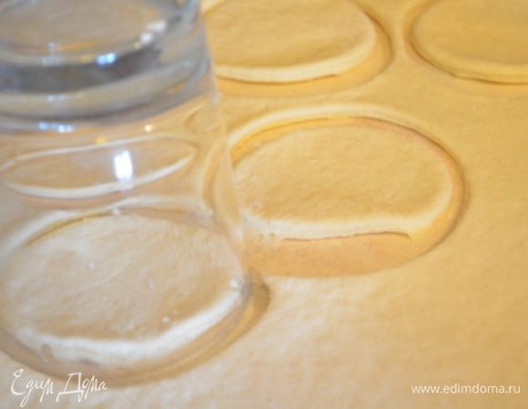 Тесто раскатать, с помощью большой кружки вырезать кружочки. 
