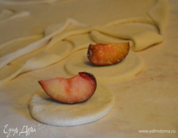В центр кладем кусок сливы (они станут мягче и сочнее от сахара), лепим вареник.
