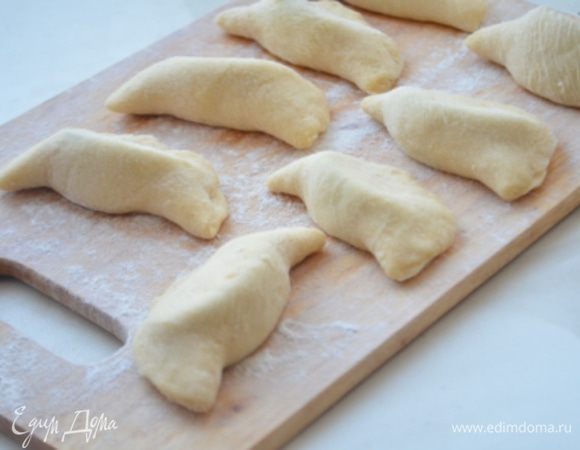 Выкладываем вареники на доску, обильно присыпанную мукой. 
