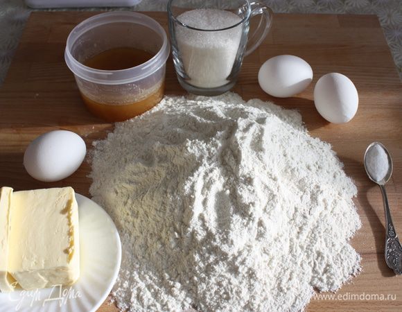Насыпать на стол муку, сделать углубление, добавить 0,5 ст. сахара и масло, все перетереть руками.
