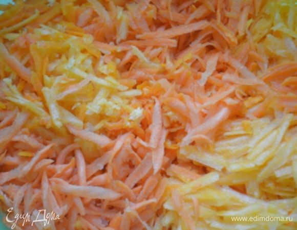 Тыкву и морковь натереть на крупной терке.
