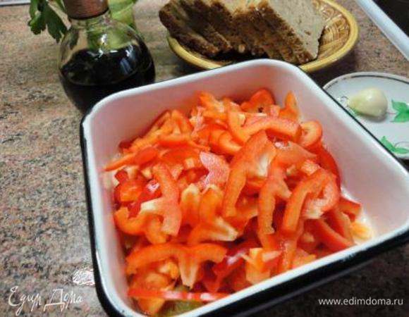 Очистите от семян и тонко нарежьте 4 перца. Желательно использовать достаточно спелые, даже слегка переспелые перцы, так как в них накапливается достаточно сахара. Зимой перец красный, но в нем нет этой летней сладости. Поэтому приходится добавлять в процессе готовки 1 ч. ложечку сахару.